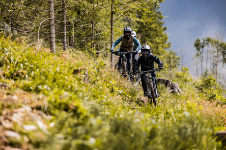 Jonas mit Freunden auf dem MTB