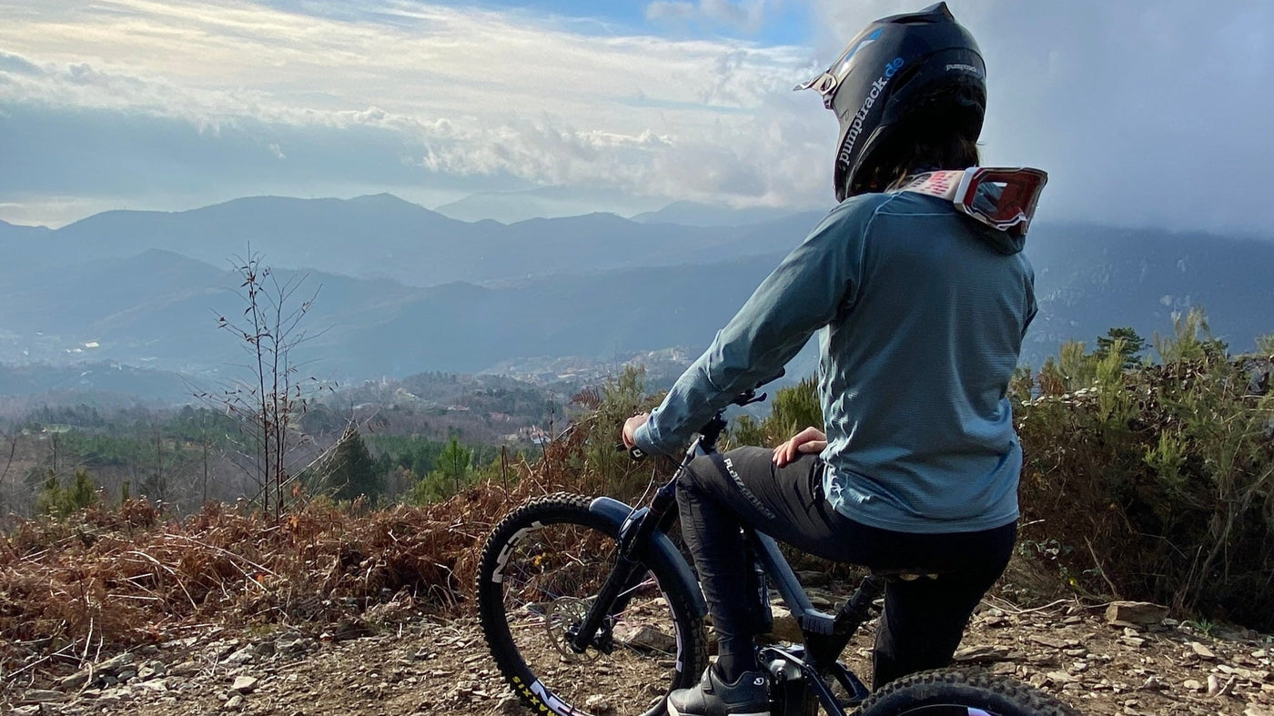 Linus Ott genießt den Ausblick auf die Berge mit seinem MTB