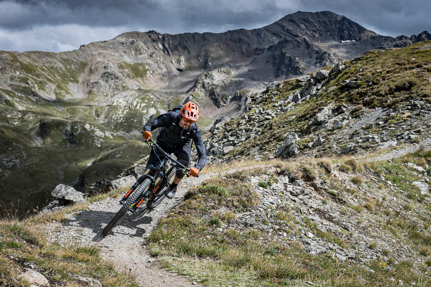 Manfred auf dem MTM, im Hintergrund Berge