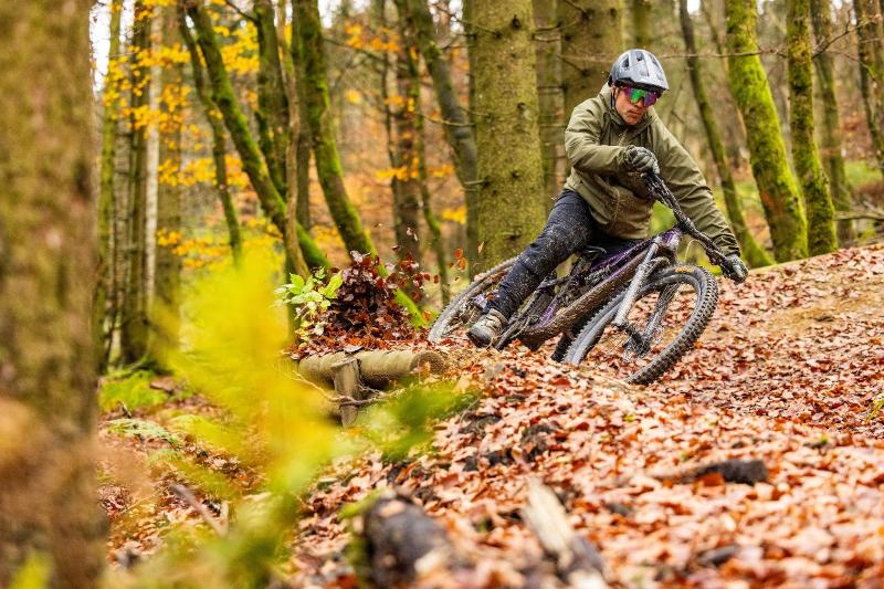 Niklas Stach mit seinem MTB im Herbst