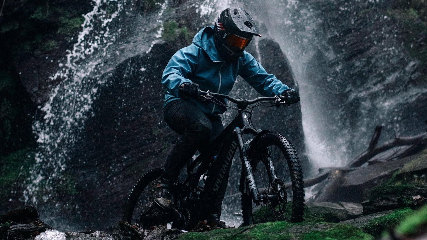 Niklas Stach mit seinem MTB vor dem Wasserfall