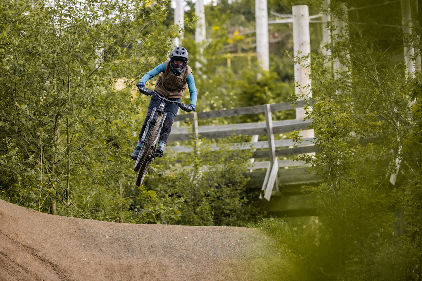 Lotta Weinmann auf dem MTB mit Sprung