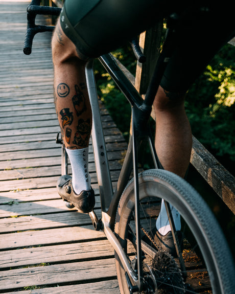 Gravel Radfahrer in grünen Bibshorts