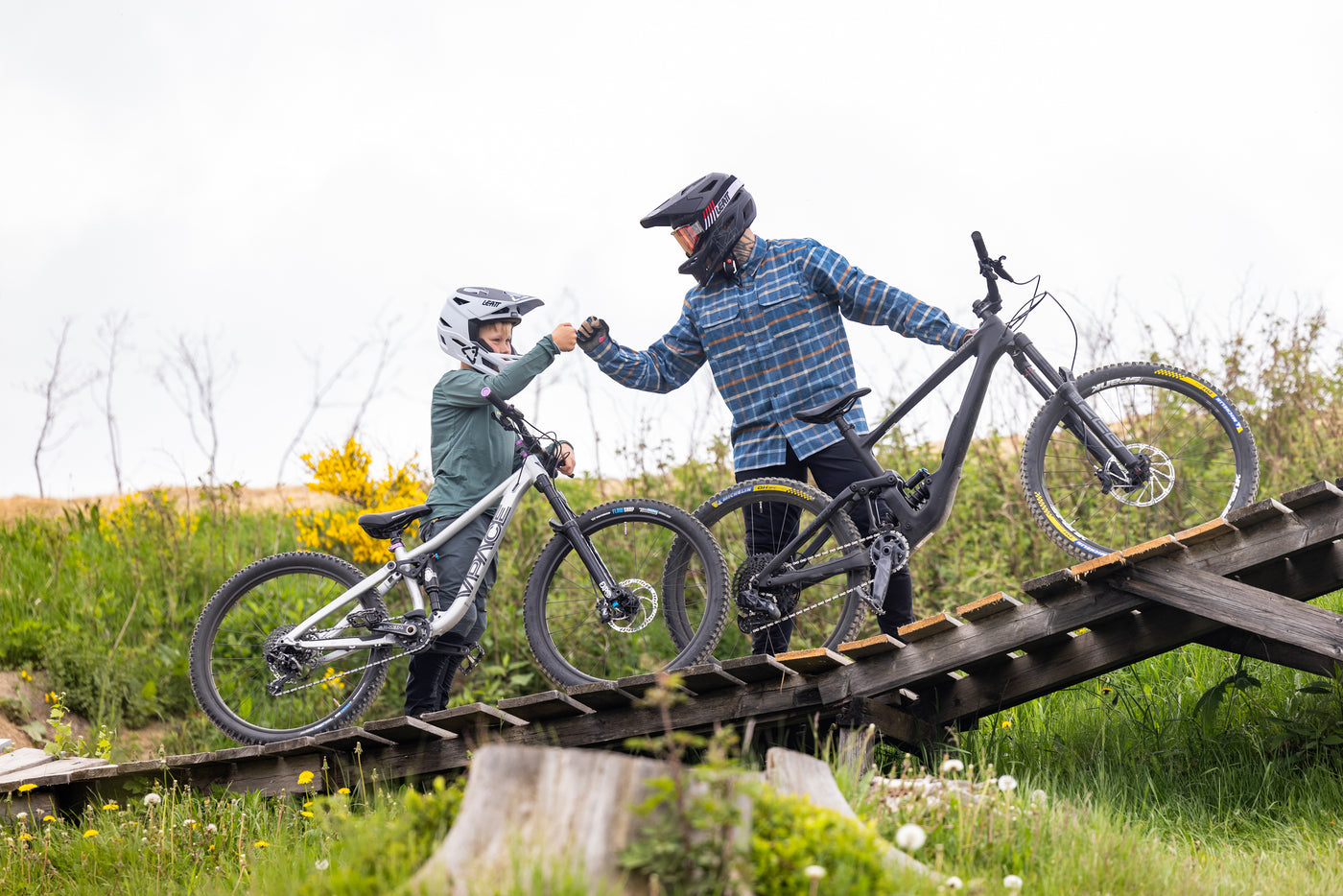 2 Mountainbiker geben sich die Faust